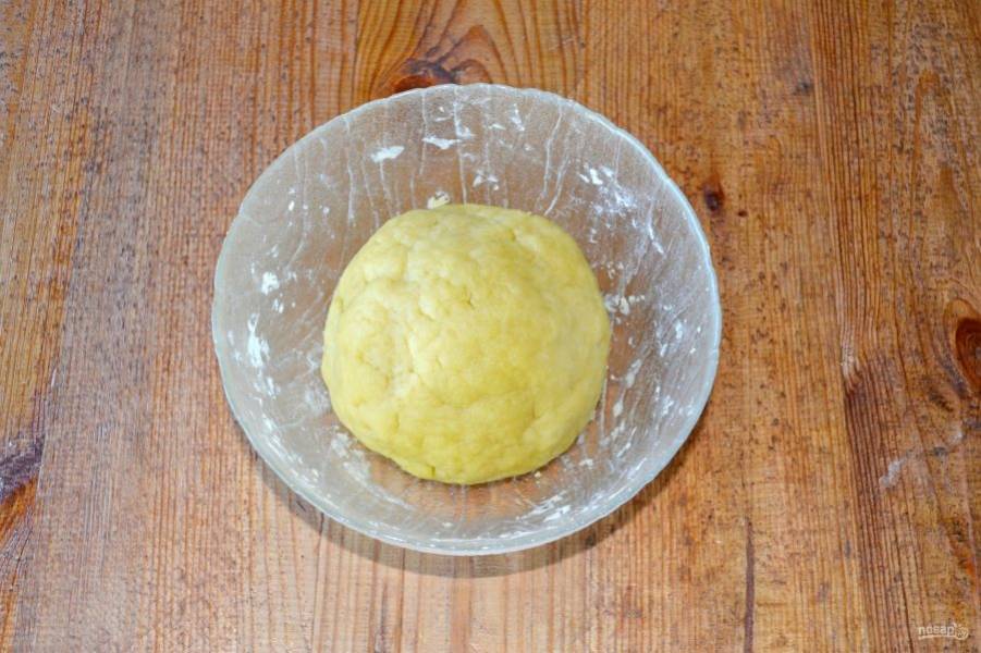 Замесите однородное мягкое тесто и уберите его в холодильник на 35-40 минут.