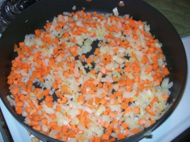 Мелко порубленный лук обжарьте на сливочном масле. Затем  добавьте в сковороду потертую на крпуной терке морковь. Обжаривайте вместе 5-7 минут, потом добавьте зажарку в суп. Посолите по вкусу и варите еще минут пять. 