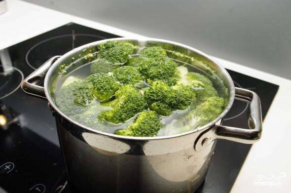 Поставьте брокколи и лук вариться. После того как вода закипит варить примерно 15 минут.