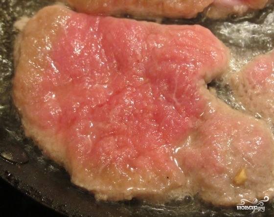Первым делом подготовьте мясо. Для этого вам нужно взять стейки, лучше из телятины, хорошенько отбейте их молоточком, присыпьте специями и солью, делая мясу своеобразный "массаж", чтобы оно хорошенько промариновалось. Затем раскалите сковородку с растительным маслом и обжарьте стейки с двух сторон до полной готовности, чтобы внутри не было крови. Снимите стейки с огня в тарелку, накройте крышечкой. 