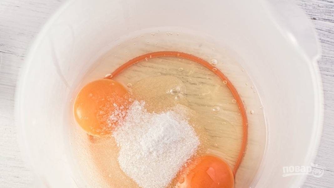 Яйца взбейте с сахаром и солью до пены.