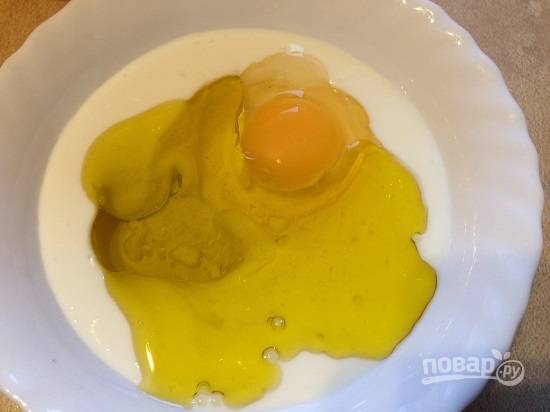 В отдельной посуде вилкой или венчиком смешаем кефир, яйцо и масло. 