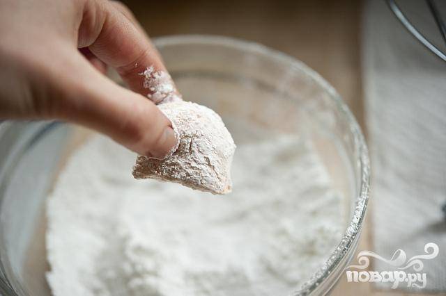 6. Обвалять каждый ломтик в оставшейся сахарной смеси, чтобы она равномерно покрывала кусочки со всех сторон. 