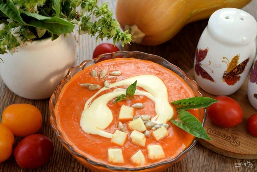 Добавьте сливки, бальзамический уксус и сахар по вкусу, перемешайте. Подавайте томатно-тыквенный суп горячим с кубиками копченого сыра, семечками и зеленью. Приятного аппетита!