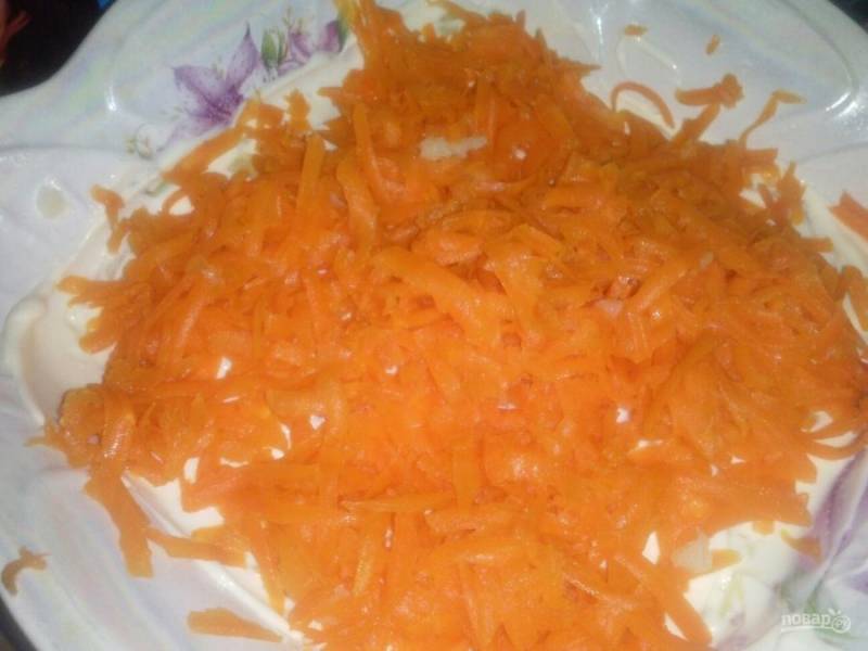 5. Морковь можно "разбавить" на несколько слоев. Например, между картофелем и свеклой — тогда при порционной подаче салат будет смотреться красиво.