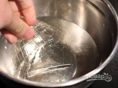 Первым делом разогрейте духовку до 180 градусов и замочите желатин в воде.