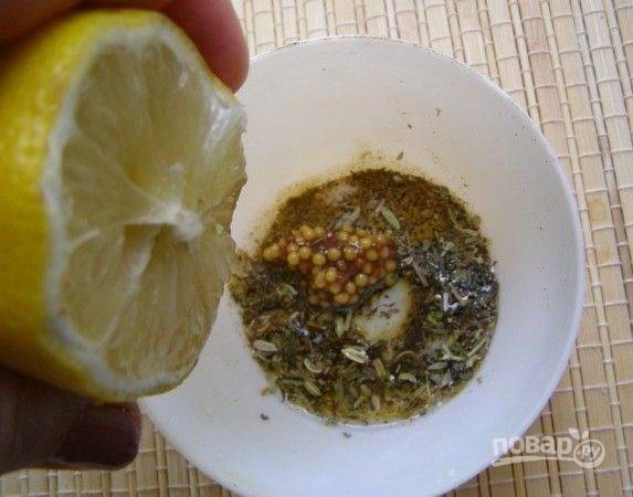 2. В небольшой мисочке соедините соль и любимые специи, добавьте немного сока лимона и оливкового масла, горчицу по вкусу. Все тщательно перемешайте. 
