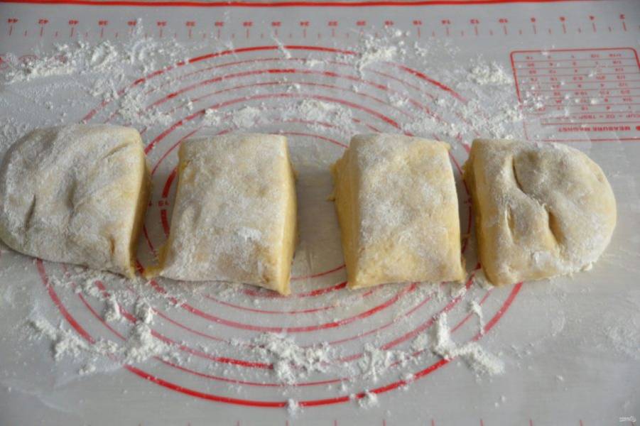 Разделите тесто на 4 части. Каждую часть раскатайте в пласт примерно 25х30 см. Положите в морозилку минут на 15. 