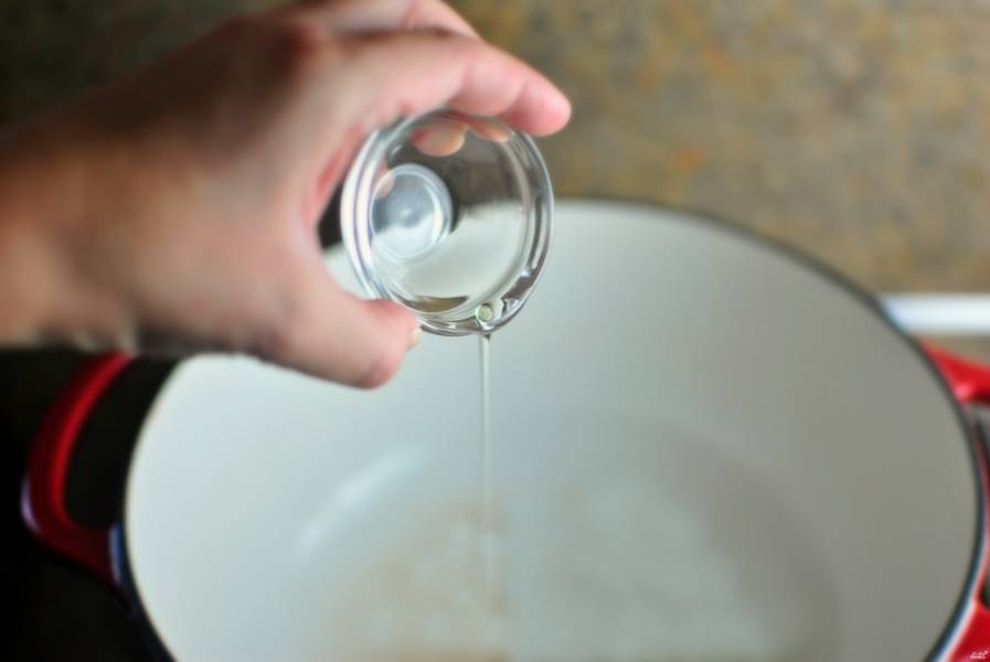 Разогрейте чугунок (или казан), налейте оливкового масла. 
Духовку разогрейте до 175 С.