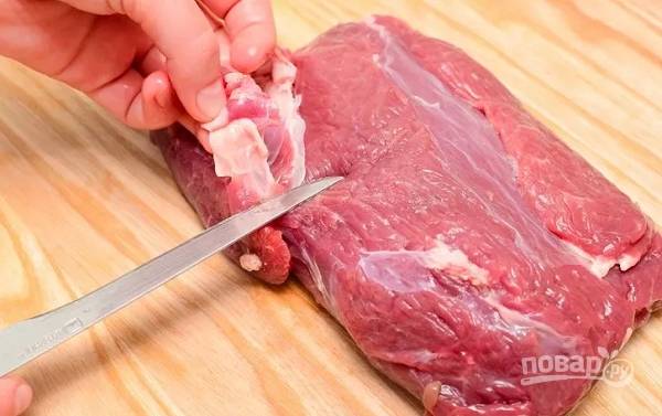 1. Мясо вымойте и хорошо обсушите. Удалите лишние пленки и жир. 