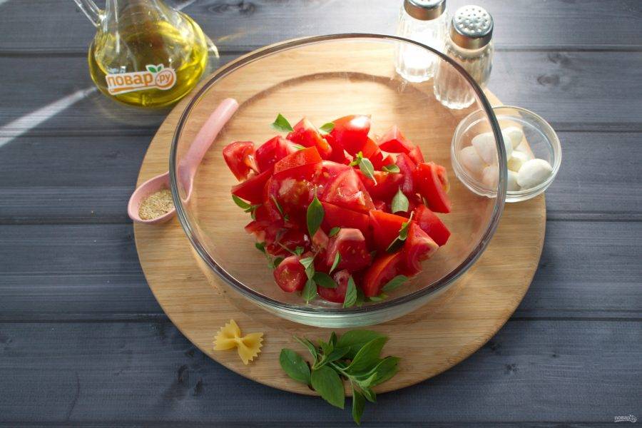 Пока отваривается паста, помидоры нарежьте на дольки. 