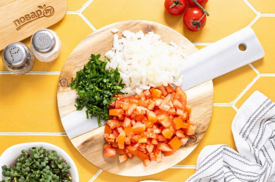 Помидоры и репчатый лук нарежьте на мелкие кубики. Петрушку мелко порубите.