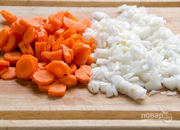 2.	Очистите лук и морковь, нарубите лук кубиками, а морковь нарежьте тонкими кольцами. Разогрейте сковороду с растительным маслом и выложите овощи, обжаривайте их 5-7 минут.