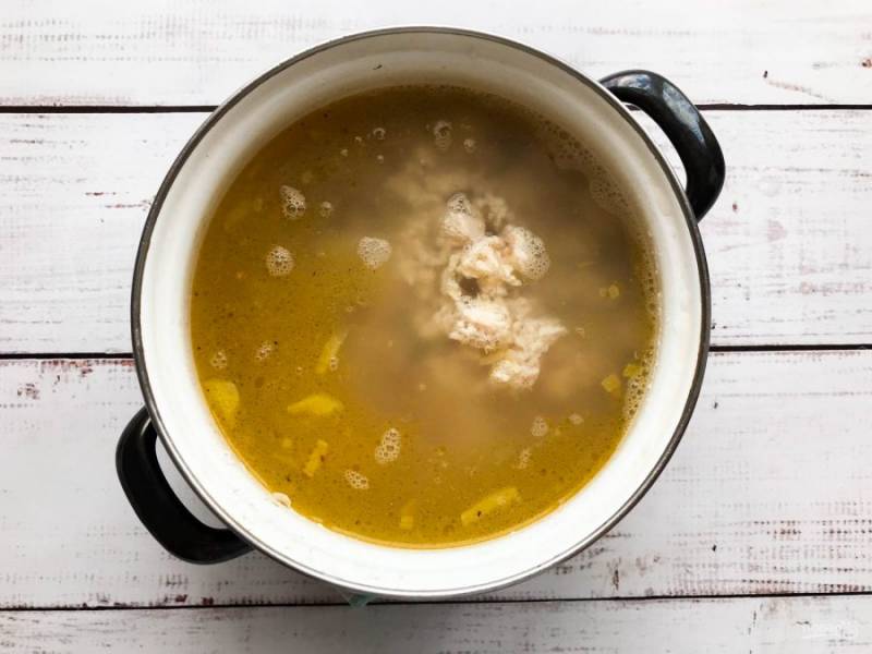 В конце добавьте нарезанное куриное мясо и дайте супу постоять 10-15 минут. 