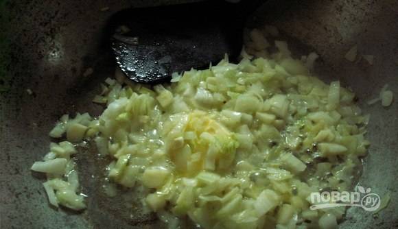 Чеснок и лук почистите и измельчите. Обжарьте овощи в кастрюле на сливочном масле до мягкости. Отдельно промойте и мелко нарежьте петрушку.