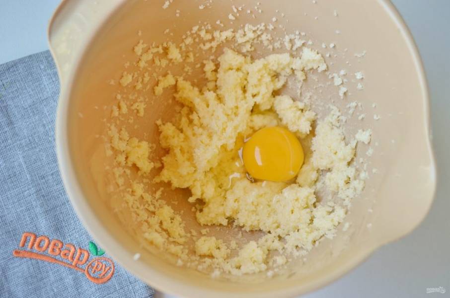 3. Добавьте сырые яйца и продолжайте взбивать на максимальных оборотах до получения кремообразной массы.