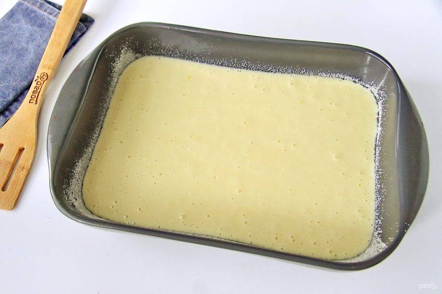 Вылейте тесто в смазанную маслом форму для запекания. Дно и бока предварительно обсыпьте мукой или манкой. Выпекайте в духовке при температуре 180 градусов около 30 минут.