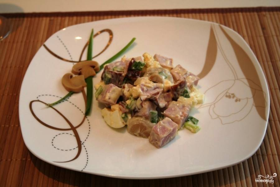 Салат с картофелем, курицей и сушеными грибами