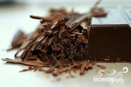 1. Высыпать какао-порошок в миску. Мелко нарезать шоколад и выложить в другую миску. Довести сливки до кипения в небольшой кастрюле. Выбирайте кастрюлю с толстым дном, чтобы защитить сливки от пригорания. 