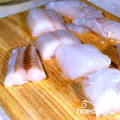 1. Порционными кусочками нарезаем филе судака (кожицу с рыбы предварительно снимаем). Кусочки рыбы посыпаем молотым перцем и солью.
