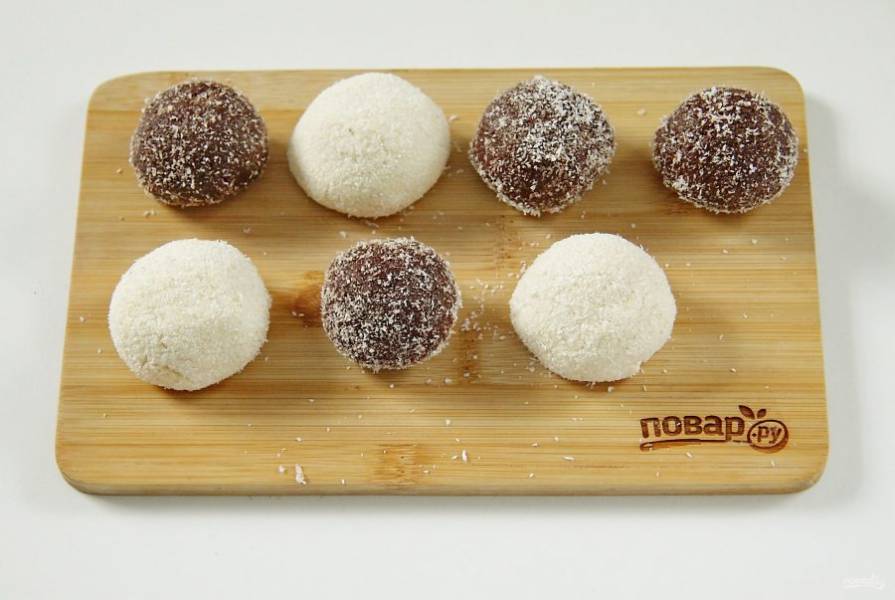 Сформируйте из массы шарики и обваляйте их в кокосовой стружке. Все то же самое повторите с плиткой белого шоколада.