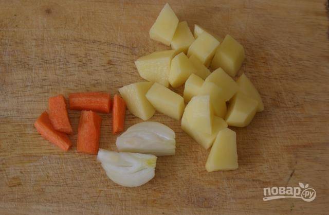 Картофель, морковь и лук почистите, промойте и нарежьте.