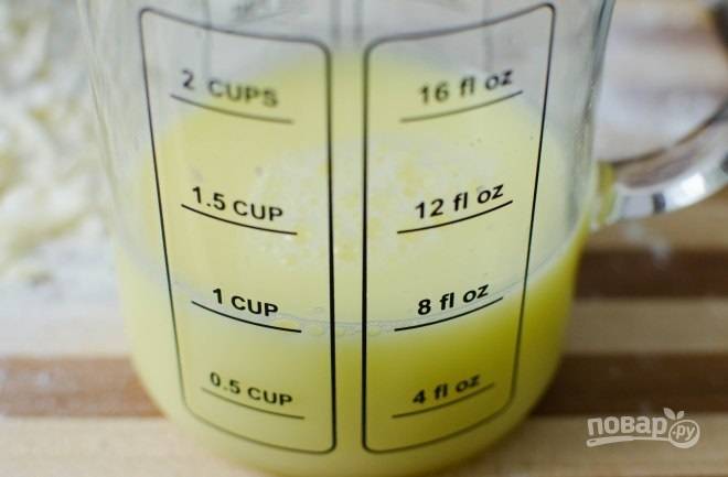 3.	В мерную чашу вбейте куриные яйца, добавьте уксус и воду (воды столько, чтобы дойти до уровня 1 стакан), перемешайте.