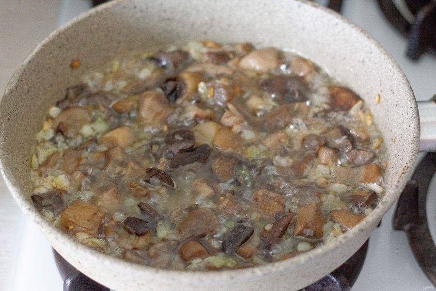 Добавьте к луку грибы и жарьте под крышкой 10-15 минут. При необходимости подсолите по вкусу.
