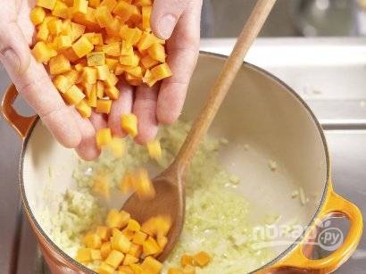 Затем добавляем картофель и морковь. Перемешиваем, солим и перчим по вкусу, тушим 5 минут. Затем наливаем бульон и тушим 15-20 минут.