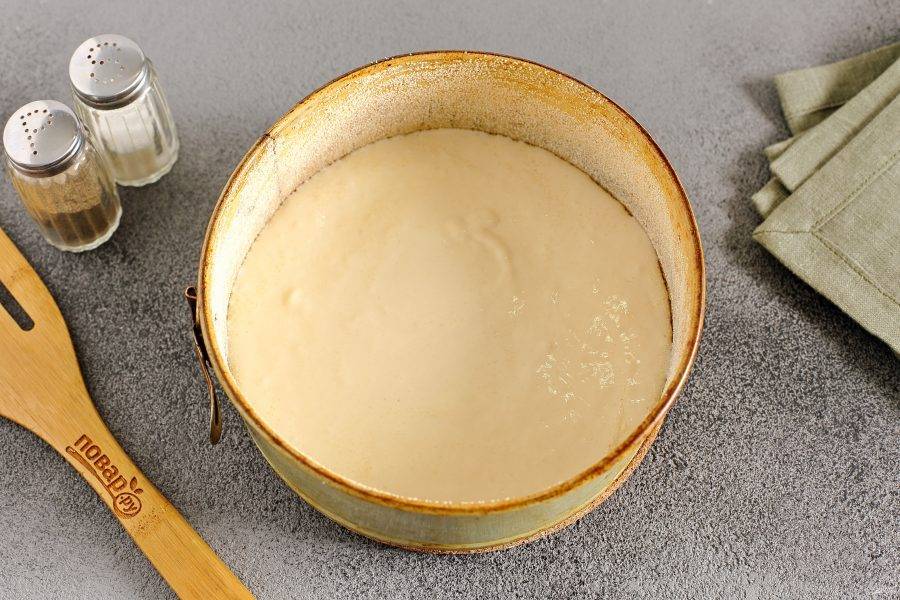 Форму для запекания смажьте маслом (размер моей формы 18 см. в диаметре). Дно и бока можно обсыпать мукой или манкой. Вылейте тесто.