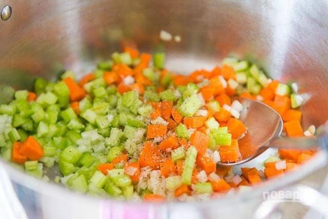 2. Далее в кастрюле разогрейте масло. Выложите в неё нарезанные овощи, соль и перец.