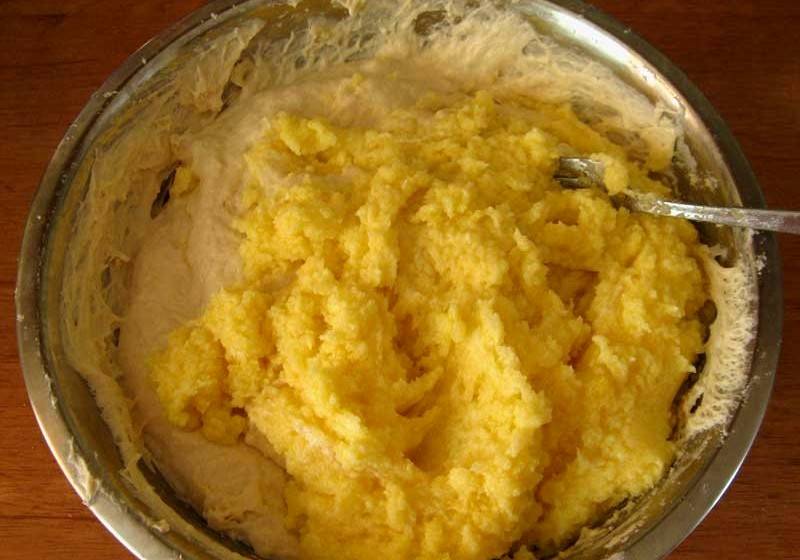По истечении времени, когда тесто хорошенько поднимется, его необходимо обмять. В отдельной посуде разминаем маргарин с желтками от двух яиц, сахаром и солью и перекладываем эту смесь в миску с тестом, перемешиваем.