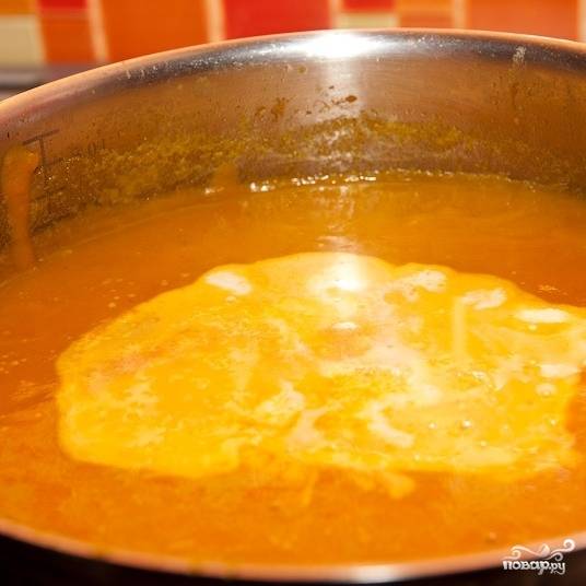 Доводим суп до кипения. Когда закипит - уменьшаем огонь и варим еще 5-7 минут до мягкости тыквы. Затем суп измельчаем в блендере до однородности.