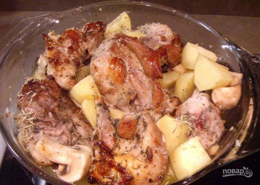 6. Теперь выкладываем мясо на картофель с грибами, после чего отправляем в разогретую до 180 градусов духовку на 40 минут. Если хотите, чтобы получилось больше соуса, добавьте больше сметаны.