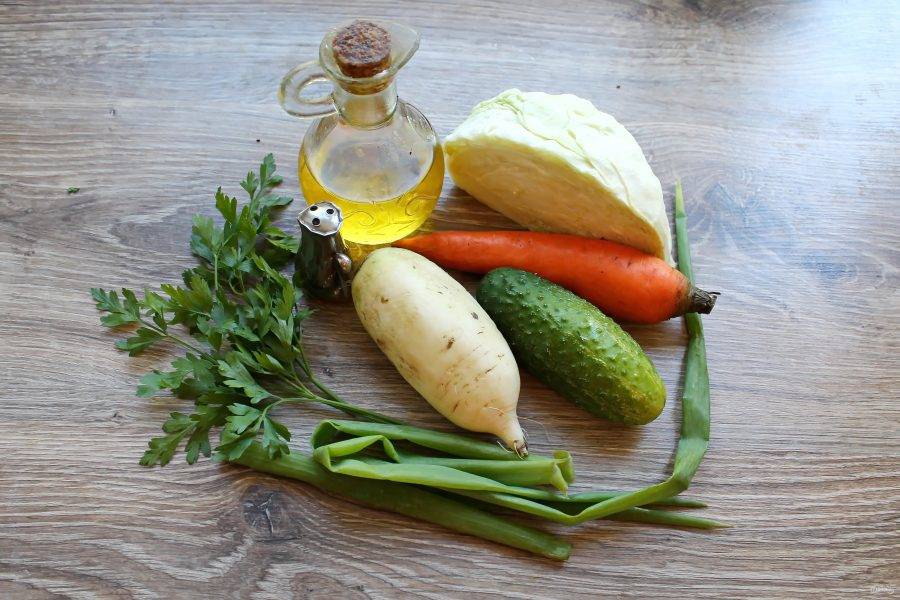 Подготовьте все необходимые ингредиенты для приготовления салата с капустой и дайконом. Овощи и зелень вымойте и обсушите.