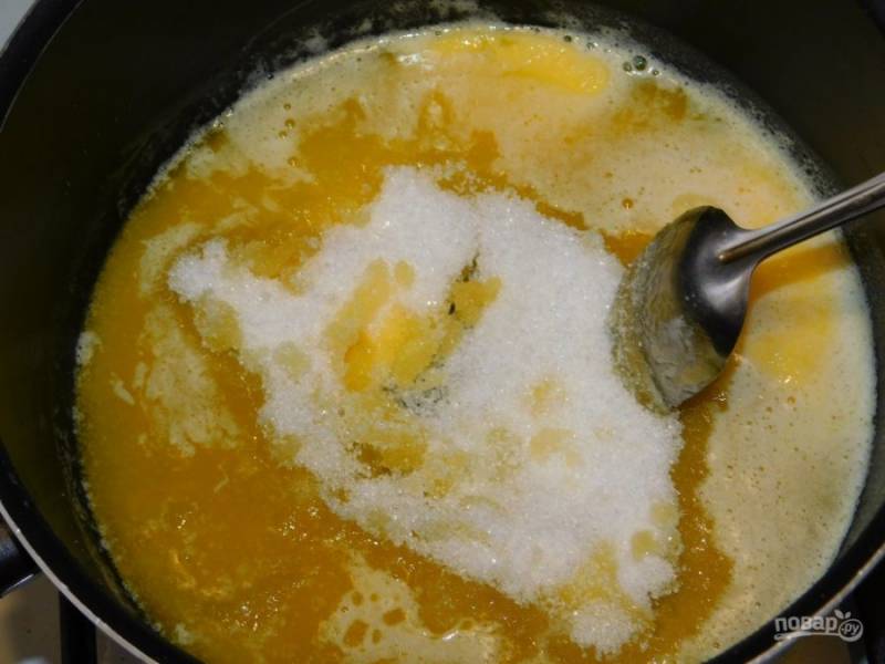 Для приготовления теста растопите сливочное масло с медом и сахаром.