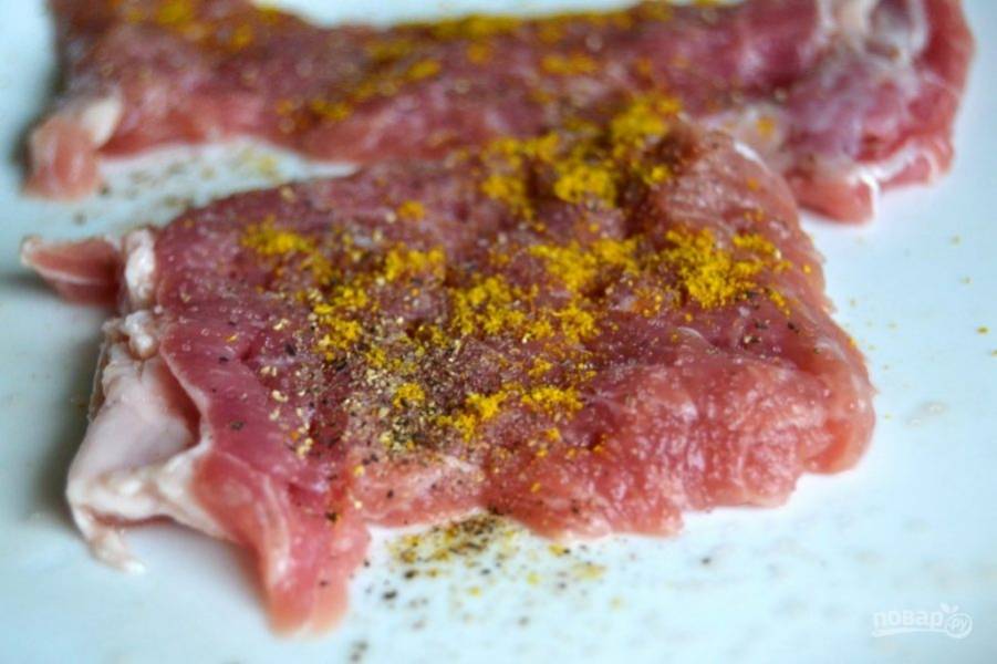 3.	Добавьте карри к мясу, посолите и поперчите по вкусу, натрите специями мясо.