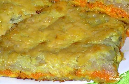 Чудесная картофельная запеканка без яиц готова! Ваши домашние обязательно оценят нежный вкус блюда и красивую морковную прослойку. Приятного аппетита!