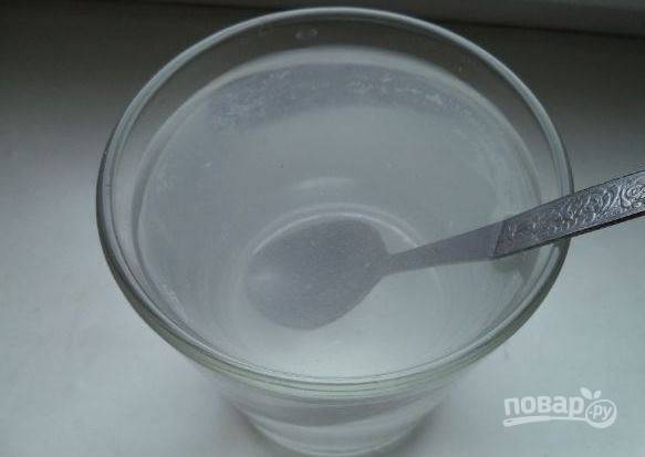 Чистую питьевую воду влейте в кастрюльку и доведите до кипения. Налейте в стакан и отмерьте необходимое количество жидкости. Добавьте туда же соль и тщательно размешайте, чтоб она полностью растворилась. 