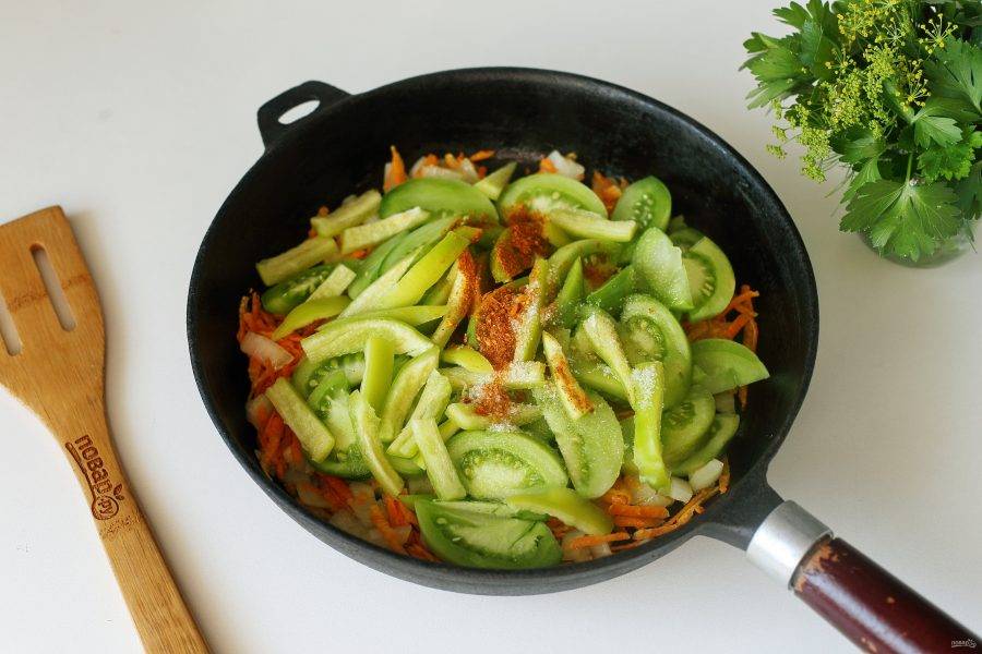 Обжарьте овощи до мягкости, добавьте нарезанный соломкой болгарский перец, нарезанные дольками помидоры, сахар и специи по вкусу.