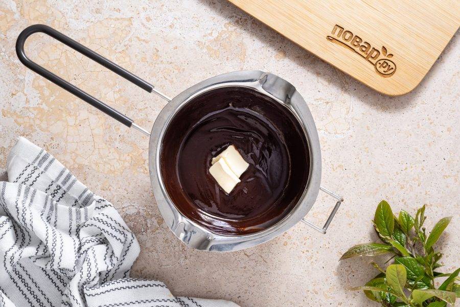 Снимите с плиты и добавьте растительный спред (можно заменить его на кокосовое масло), перемешайте до однородности.