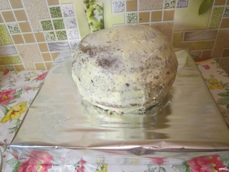Подровняйте края торта, чтобы он был ровным.
Украсить торт можно готовой мастикой и кулинарными шприцами с сахарной глазурью для нанесения надписей.