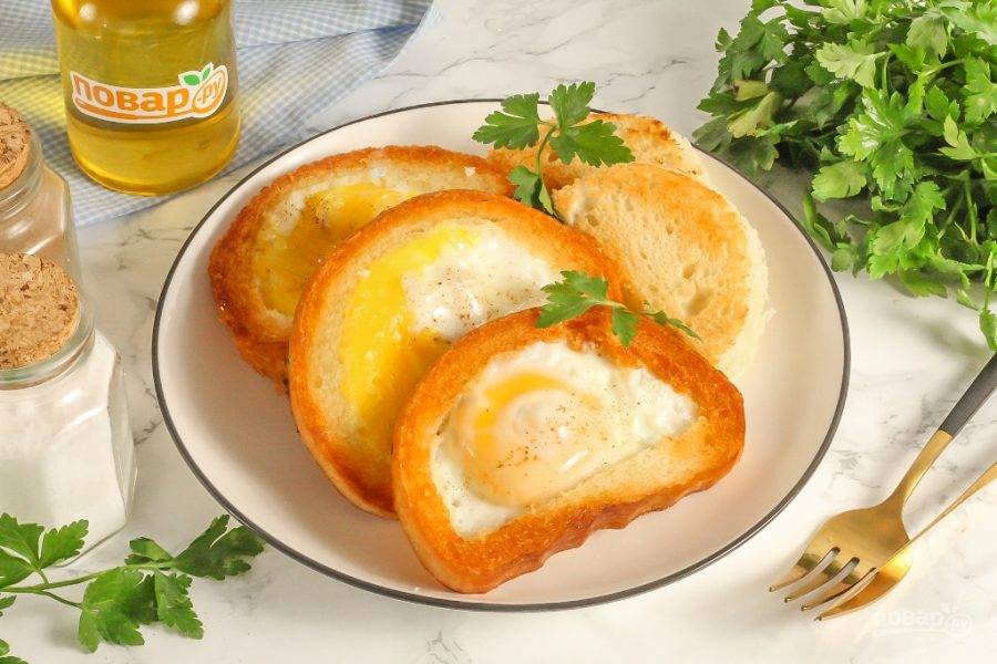 Горячие бутерброды с яйцом и сыром на сковороде