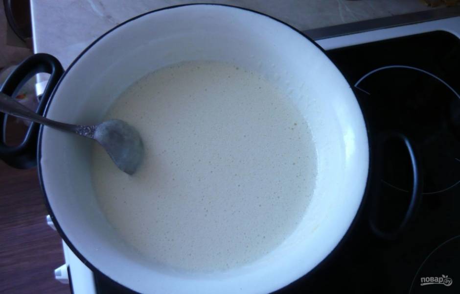 Добавьте к яичной массе мёд, соду и масло. Перемешайте ингредиенты. Поставьте их на водяную баню на 5 минут, постоянно помешивая.