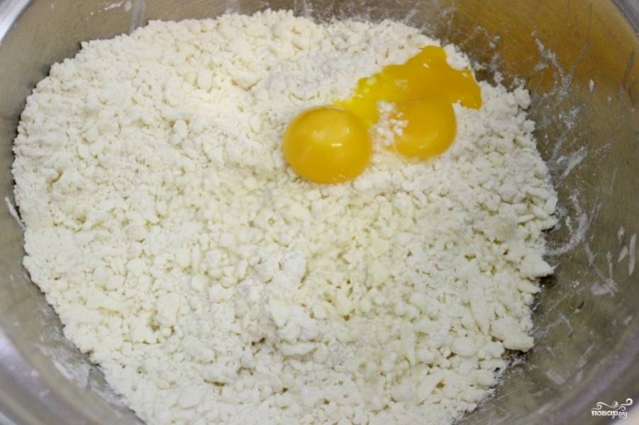 3. Сахар, яйца и воду добавляем более аккуратно - важно, чтобы не получилось слишком жидкое или густое тесто. Поэтому количество воды и яиц возможно придется увеличить. 