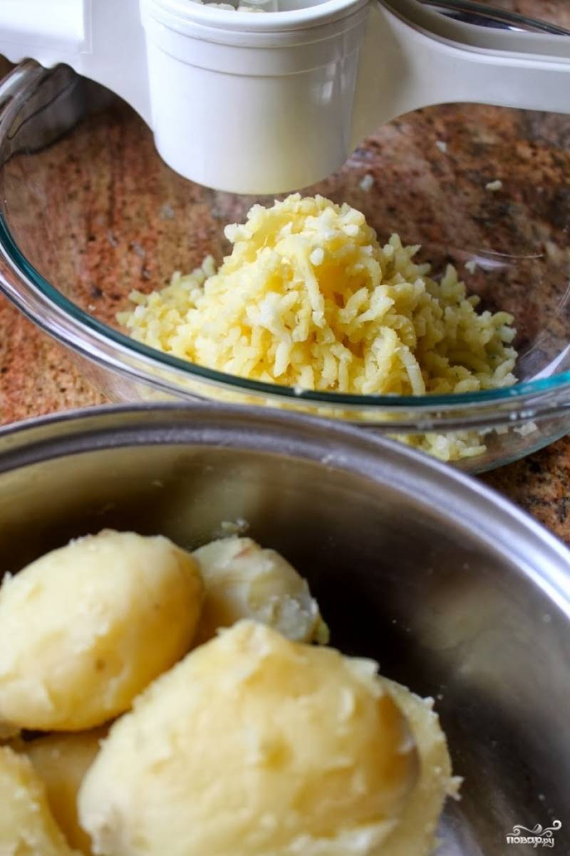 Шаг 2. Включите духовку на 180 градусов, чтобы она прогрелась. Потрите (или измельчите в блендере) картофель, добавьте немного соли. Вкус должен быть приятным.