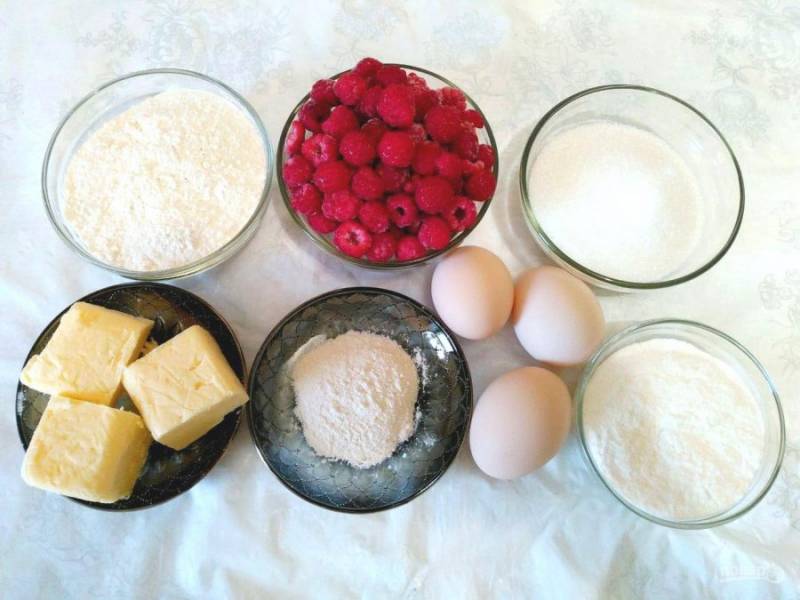 Подготовьте продукты, необходимые для приготовления малинового кекса. Сливочное масло заранее выньте из холодильника, чтобы оно стало мягким.