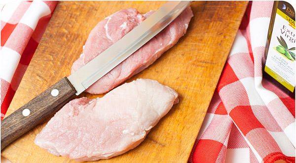 2. Отбиваем мясо ножом с двух сторон, после чего можно посолить и приправить по вкусу.