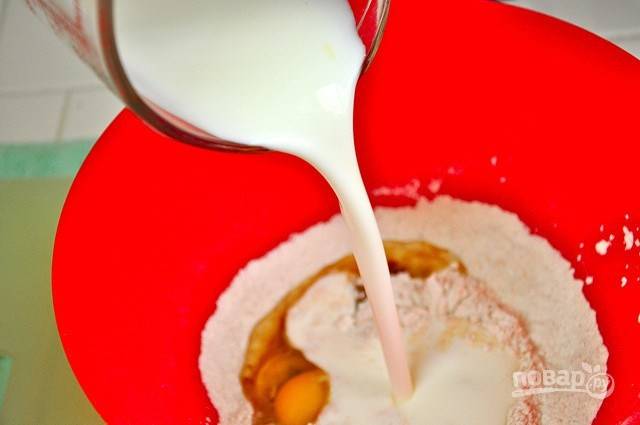 7. И влейте молоко или кефир. Можно также использовать натуральный йогурт, например.