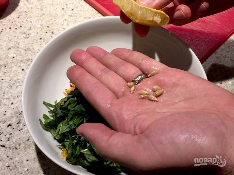 8.	Полейте салат половинкой лимона, чтобы все косточки остались у вас в руке.